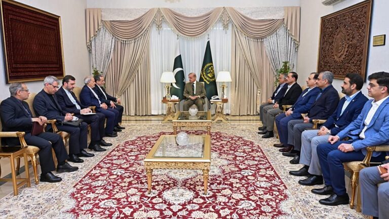 Crise diplomatique irano-américaine : Araghtchi navigue entre Islamabad, Mascate et Saint-Pétersbourg tandis qu'Ormuz reste sous tension