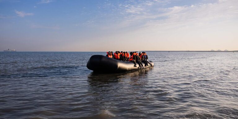 Manche : 128 migrants sur un seul canot, un record qui révèle l'impuissance des États