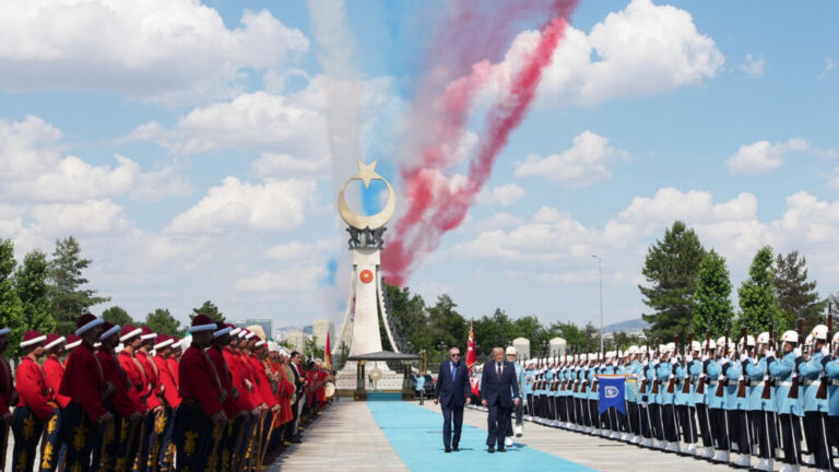 Sommet de l'OTAN à Ankara : Trump lève les sanctions contre la Turquie et célèbre son « alchimie » avec Erdogan