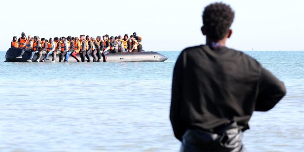 Manche : 230 migrants sur une seule embarcation — jusqu'où ira la submersion ?