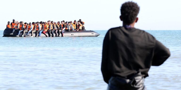 Manche : 230 migrants sur une seule embarcation — jusqu'où ira la submersion ?