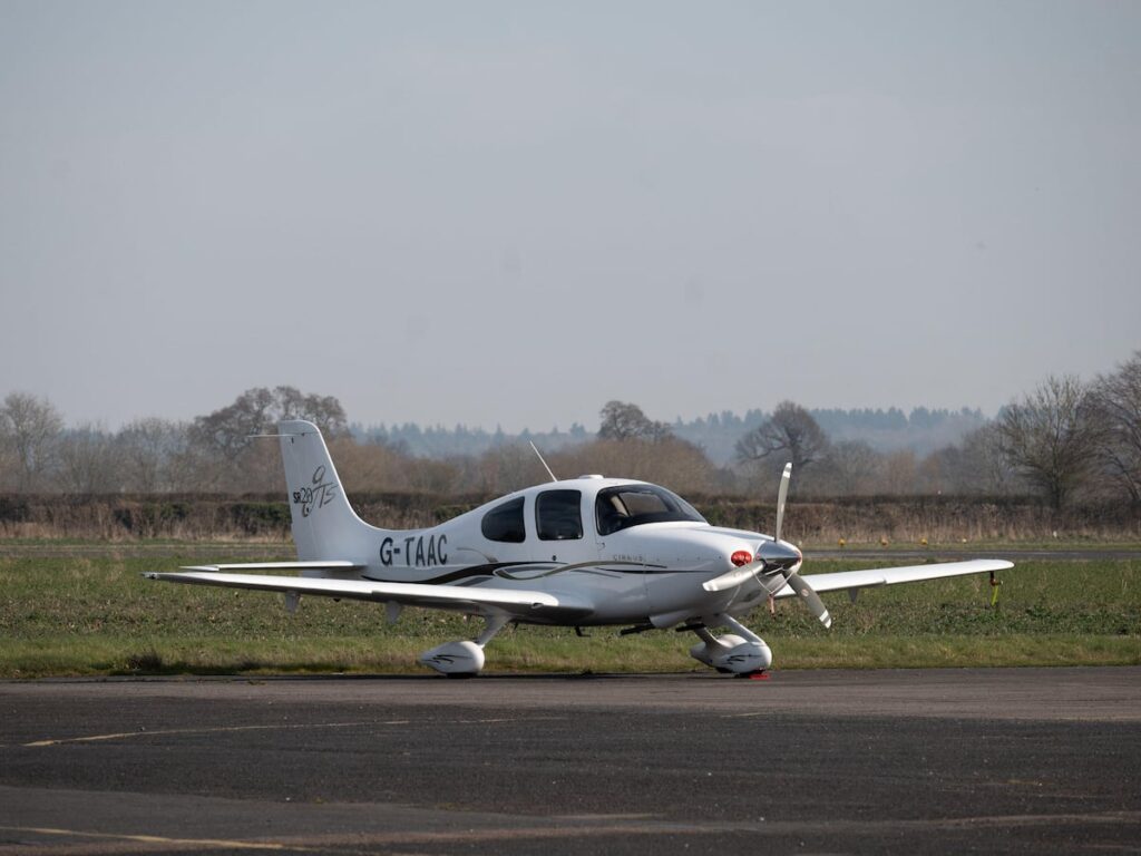 Contrôlé par Pékin, l'avionneur Cirrus équipe toujours l'armée française — une souveraineté en question