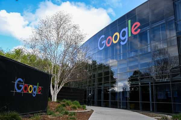 Google dégrade délibérément ses résultats de recherche en Europe : une capitulation imposée par Bruxelles