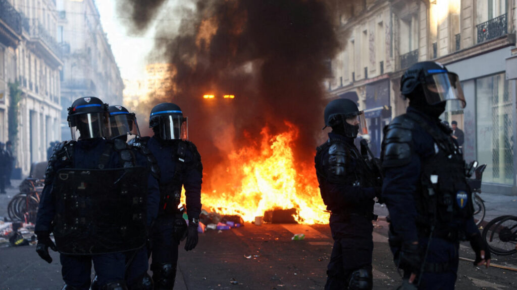 France à feu et à sang : quand l'État vacille face aux émeutiers du 17 octobre