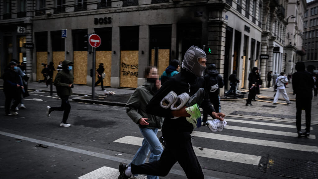 Pillages en France : quand la rue se transforme en chaos, les grandes villes livrées aux casseurs